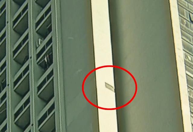 高楼瓷砖砸烂挡风玻璃,前去维权物业耍起无赖:天灾人祸不关我事