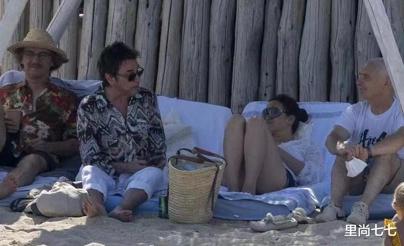 巩俐私下太放得开!“葛优瘫”沙滩度假,老公面前打扮少女很粘人