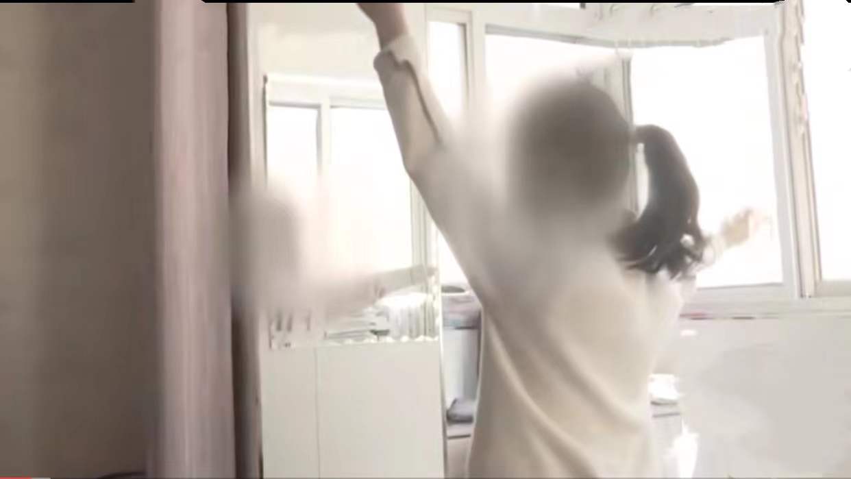 双亲离世了,9岁女孩办孤儿证却被姥爷拒绝:给我买箱罐头买不起吗
