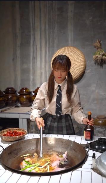 |915万粉丝的网红严素再翻车？如此残忍，网友：这手还能用吗？