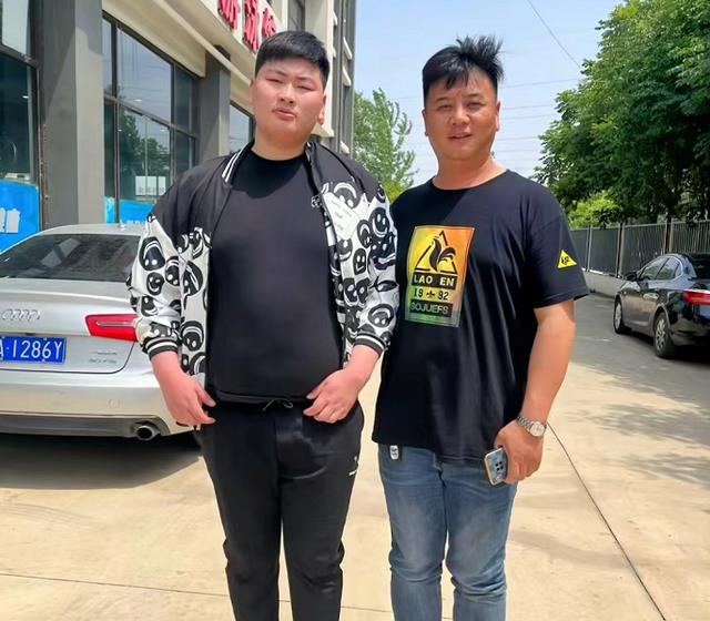 朱雪梅 大衣哥儿子小伟减肥有成效,三天掉秤10斤,比姐姐朱雪梅还胜一筹