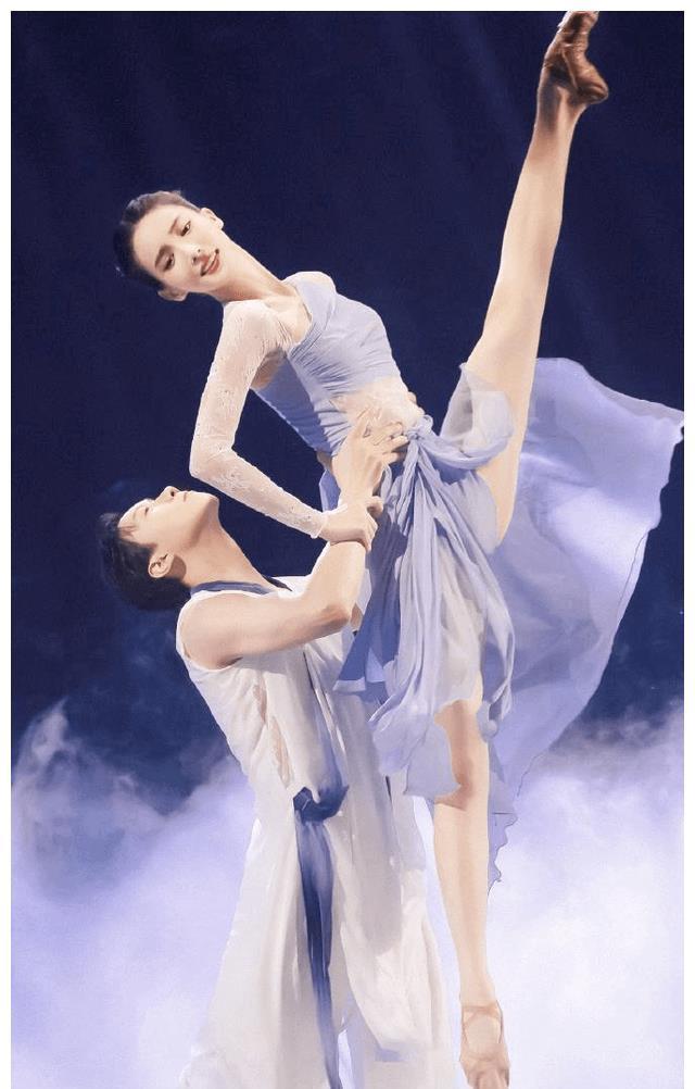 金晨|金晨再次上演姐弟恋！与鲜肉沙滩上贴身拥吻缠绵，堪称内地萧亚轩