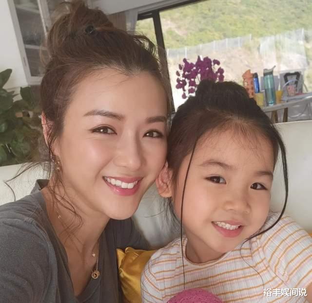 肖战|陈豪一家外出散步!陈茵媺穿热裤打扮性感,40岁仍散发少女气息