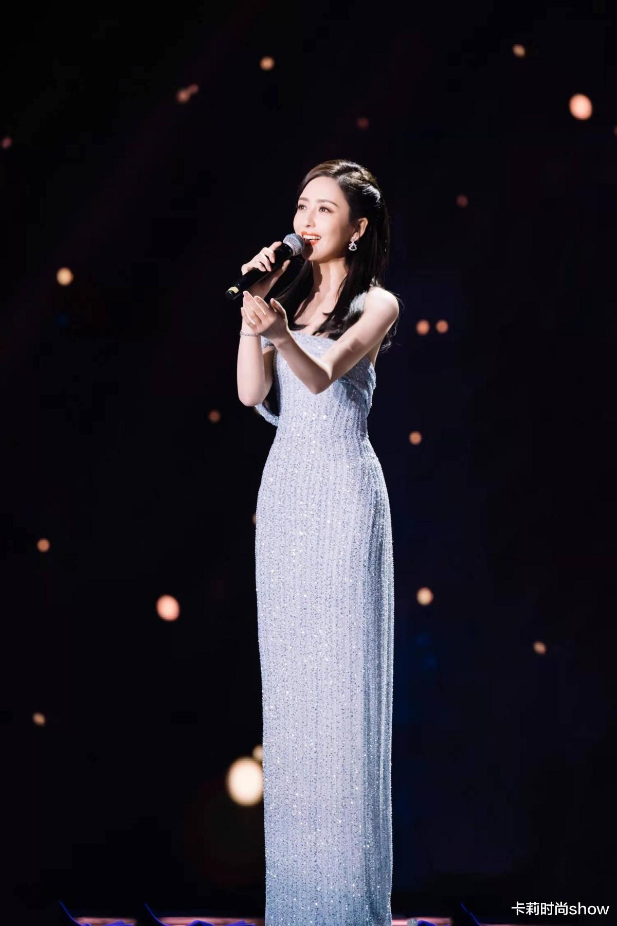 佟丽娅|单身的佟丽娅越发光芒四射，一袭白裙气质出众，整个人优雅又高级