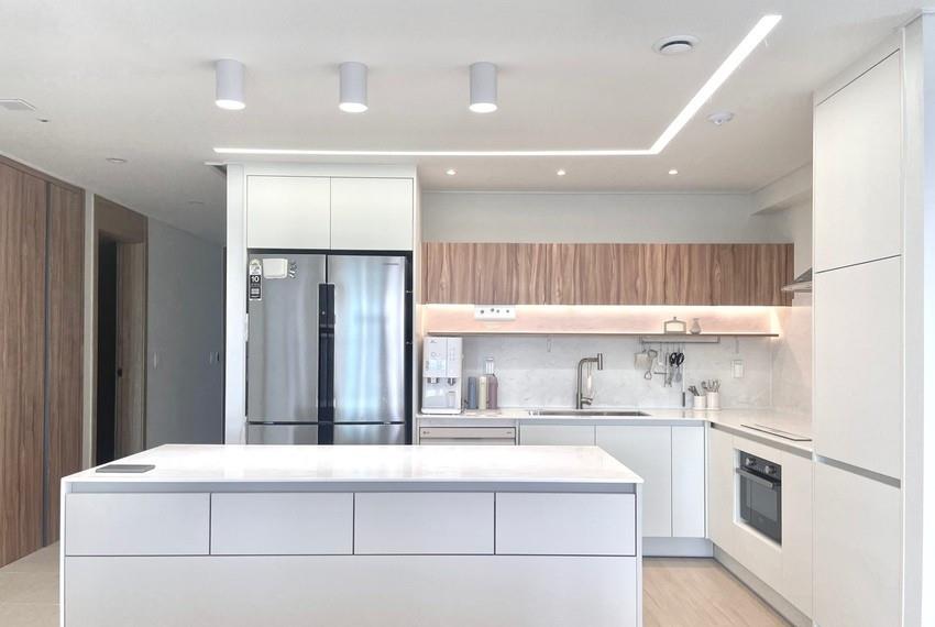 166㎡装修没有随大流,仅用白墙+原木,轻松打造一个大方耐看的家