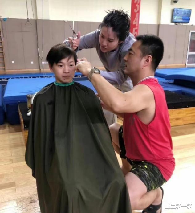 高马尾 15岁奥运冠军真幸福！全红婵新发型太时髦 陈若琳亲自给她剪头发