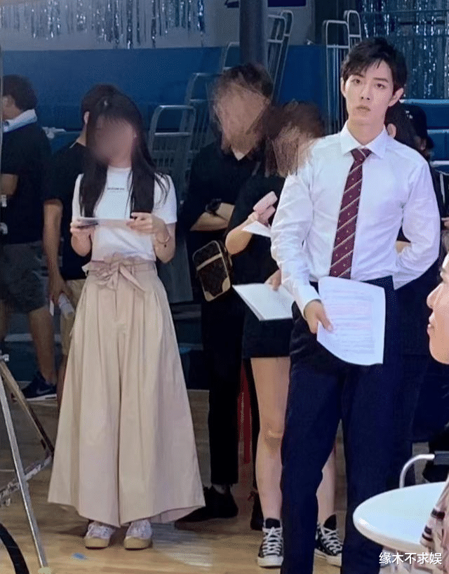 应采儿|网友晒肖战工作照，183cm个头太颀长，生图里长这样