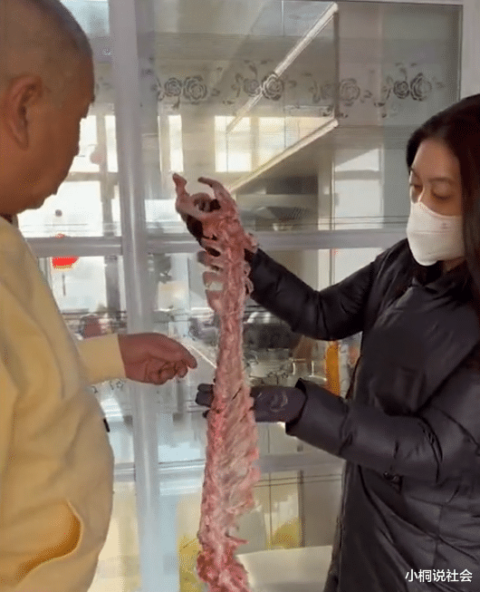 黑龙江一女子买“羊蝎子”过年被老爸吐槽肉少，金句频出还不重样