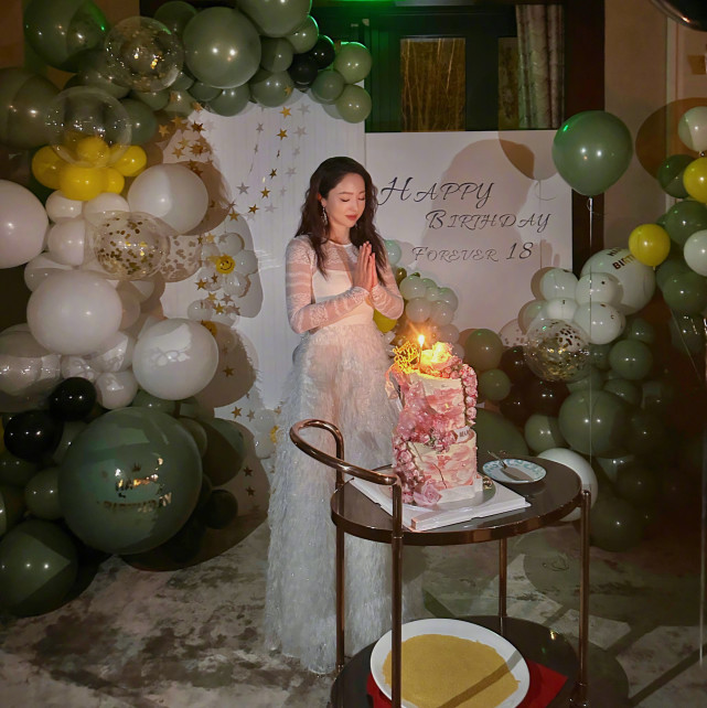 董璇|董璇与圈内好友开心庆生，闺蜜关悦倾情献吻，现场未见前夫高云翔