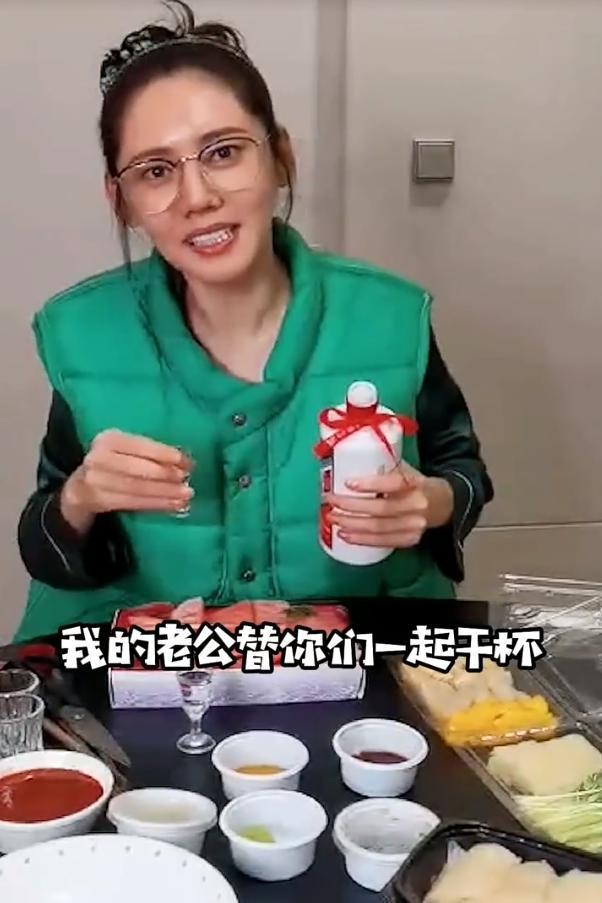 秋瓷炫|秋瓷炫深夜直播喝酒，于晓光太折磨她了，忍不住痛哭！