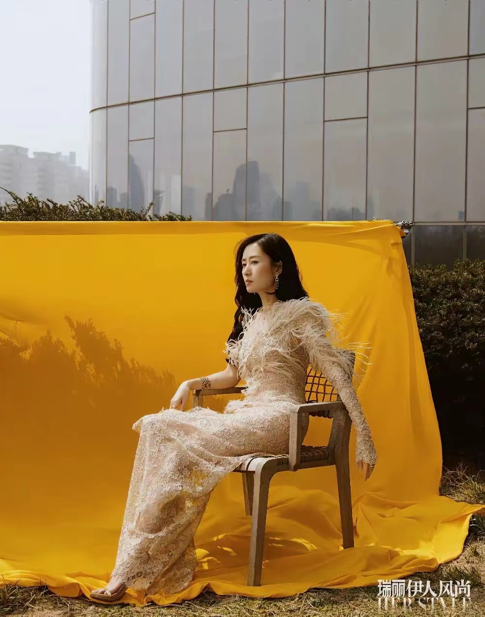 刘敏涛|刘敏涛首带13岁女儿拍片!大脸盘子不随妈真可惜,躲妈怀里好娇羞