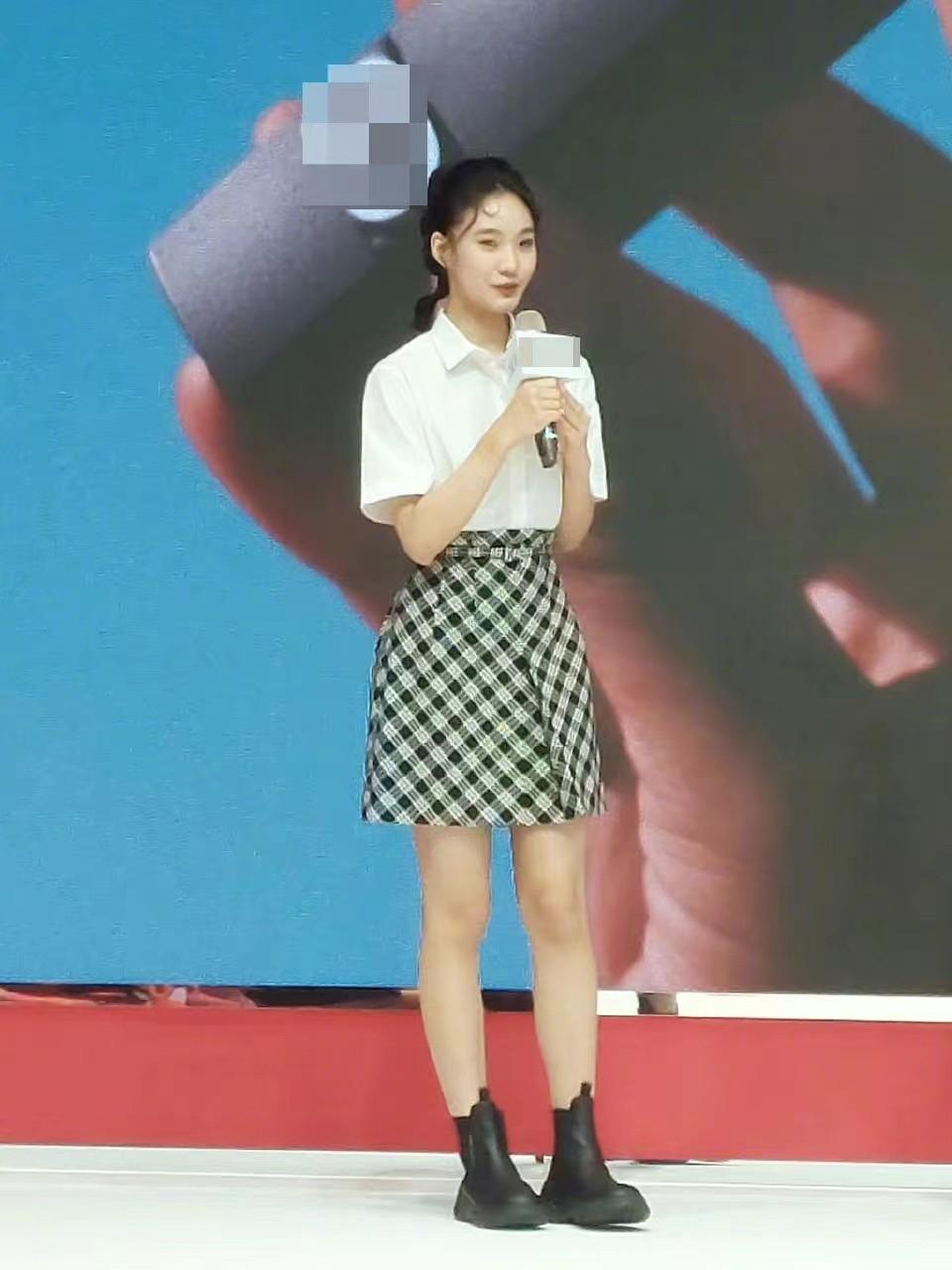 小S二女儿气质绝了，和老妈站在一起气场丝毫不弱，超模魅力初显