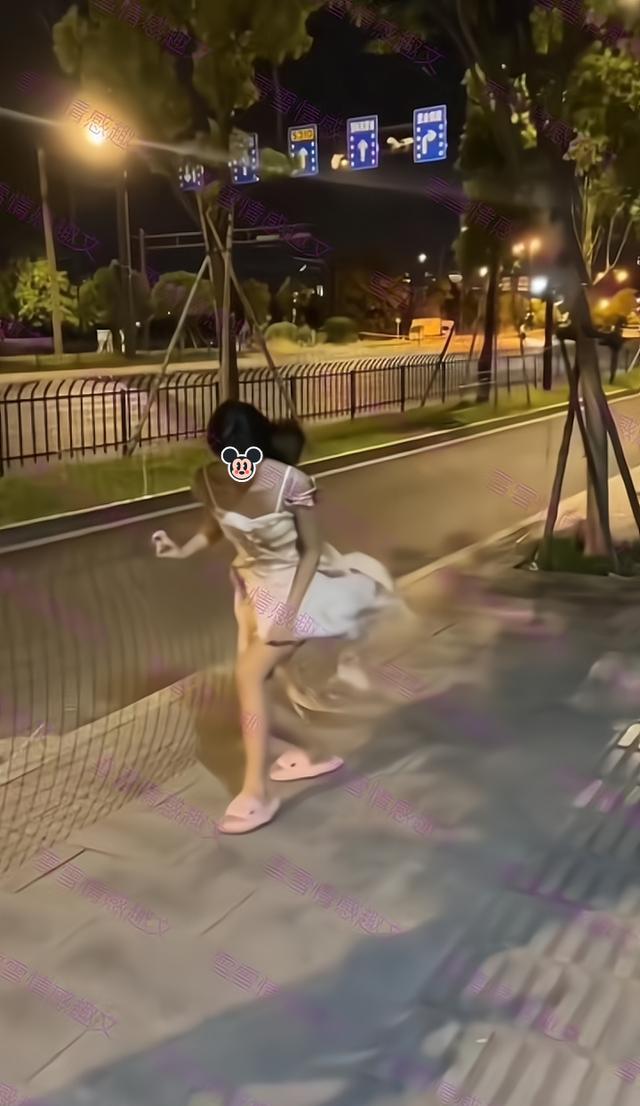 一女子出门遇大风,抓着裙角半蹲不敢走,男子上前问是否需要帮忙