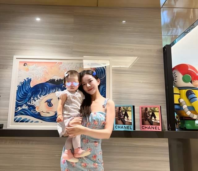 杜淳|杜淳老婆王灿高调秀恩爱，一家三口穿情侣装出镜，被夸衣品有进步