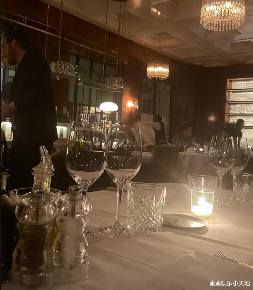 李嫣|李嫣万圣节玩变装，和闺蜜一起穿天使衣服比美