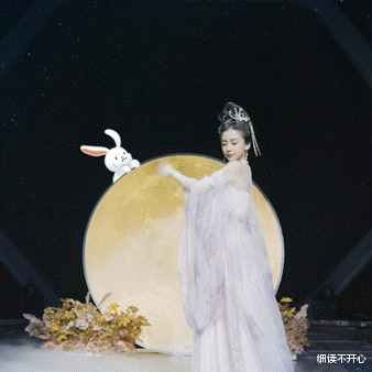 河南卫视|左边:河南卫视的嫦娥,右边:baby的嫦娥。这对比太惨烈了吧!