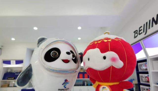 冰墩墩|冰墩墩扮演者露真容,真人帅气神似明星杨洋,网友却纷纷抨击他