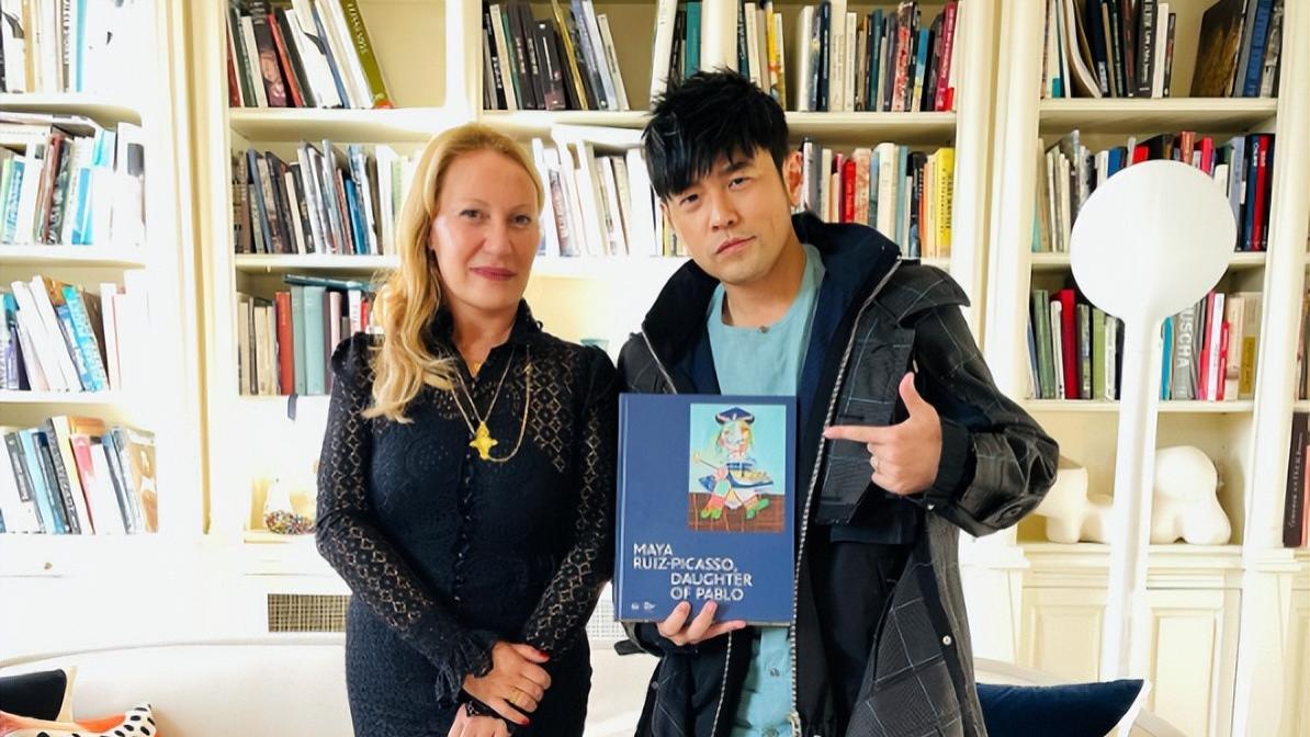 周杰伦|周杰伦与毕加索孙女艺术交流，两人合影曝光，昆凌却未露面