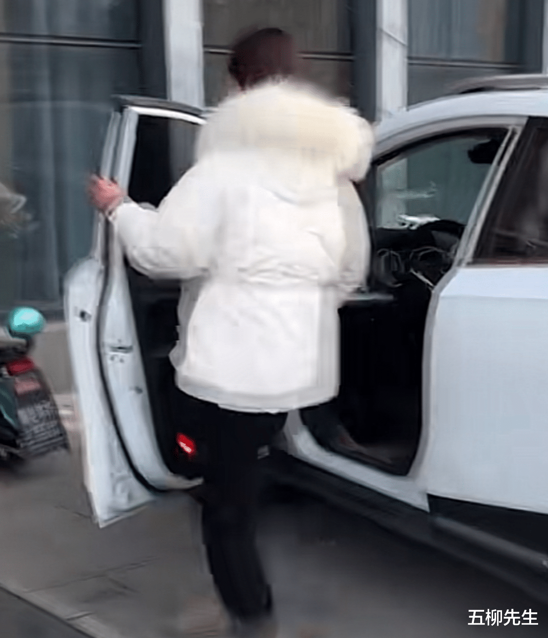 陈亚男|陈亚男最新座驾曝光，带货选品风格发生转变，公益助农传播正能量