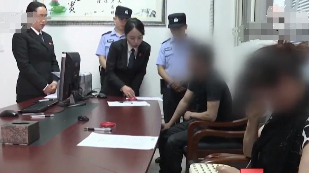 女子被丈夫家暴10多年，离婚后仍被前夫打，绝望到在法院下跪求饶