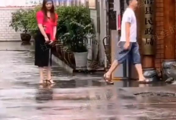 女子整天拿离婚吓唬人,被丈夫一把拖进民政局,离完婚女子在雨中大哭