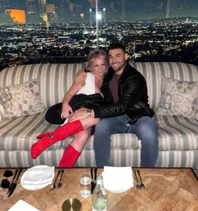 易烊千玺|小甜甜布兰妮晒照秀恩爱！被男友搂抱一脸甜蜜，穿着清凉身材火辣