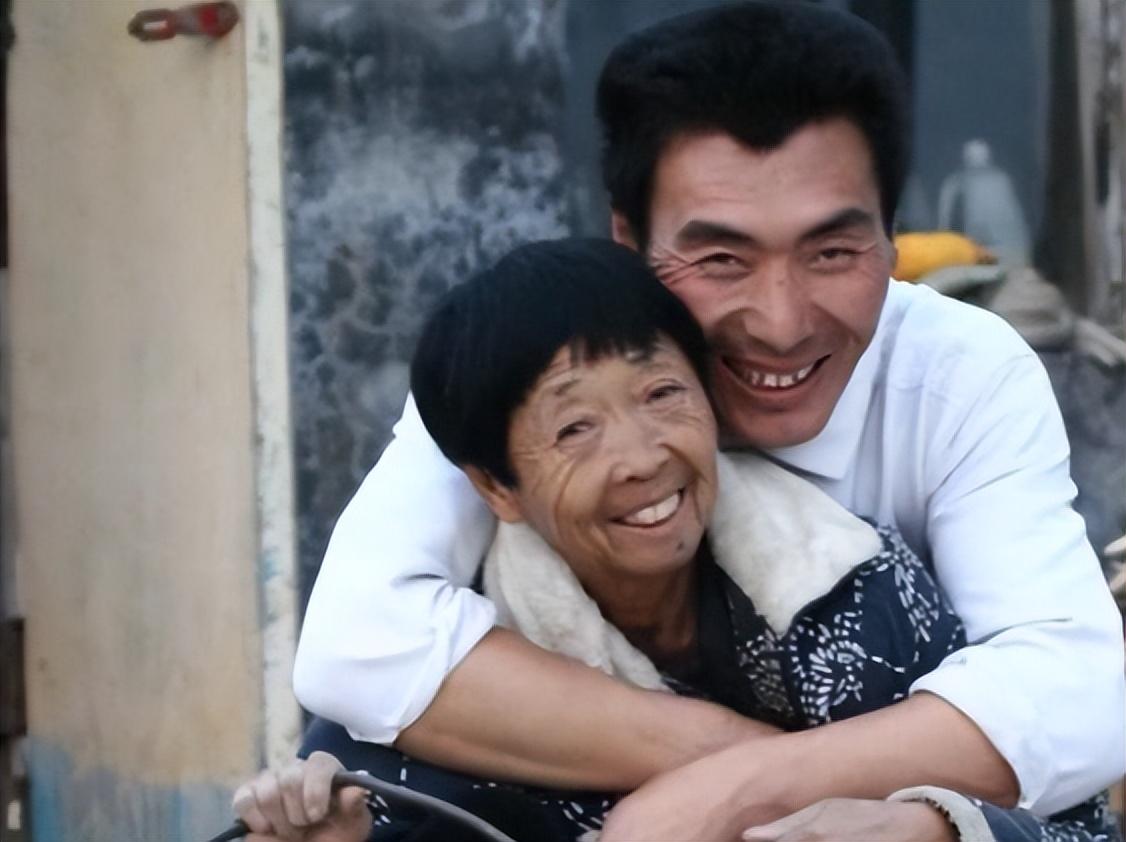 26年前,27岁东北小伙和父母断绝关系娶59岁老太,如今却败给现实