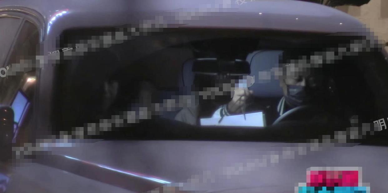 黄子韬|黄子韬带徐艺洋和妈妈吃烤肉，相处模式像夫妻，最后三人一起回家