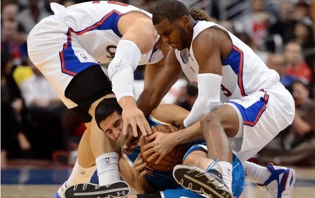 克里斯·保罗|05年保罗第四顺位进入NBA，排在他前面的成就如何？状元榜眼水货