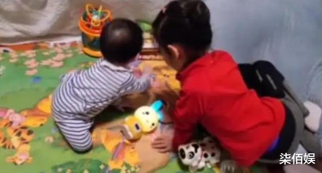 张梓琳|张梓琳陪娃骑马，2岁小女儿发量浓密，长相似素人爸爸好有混血感