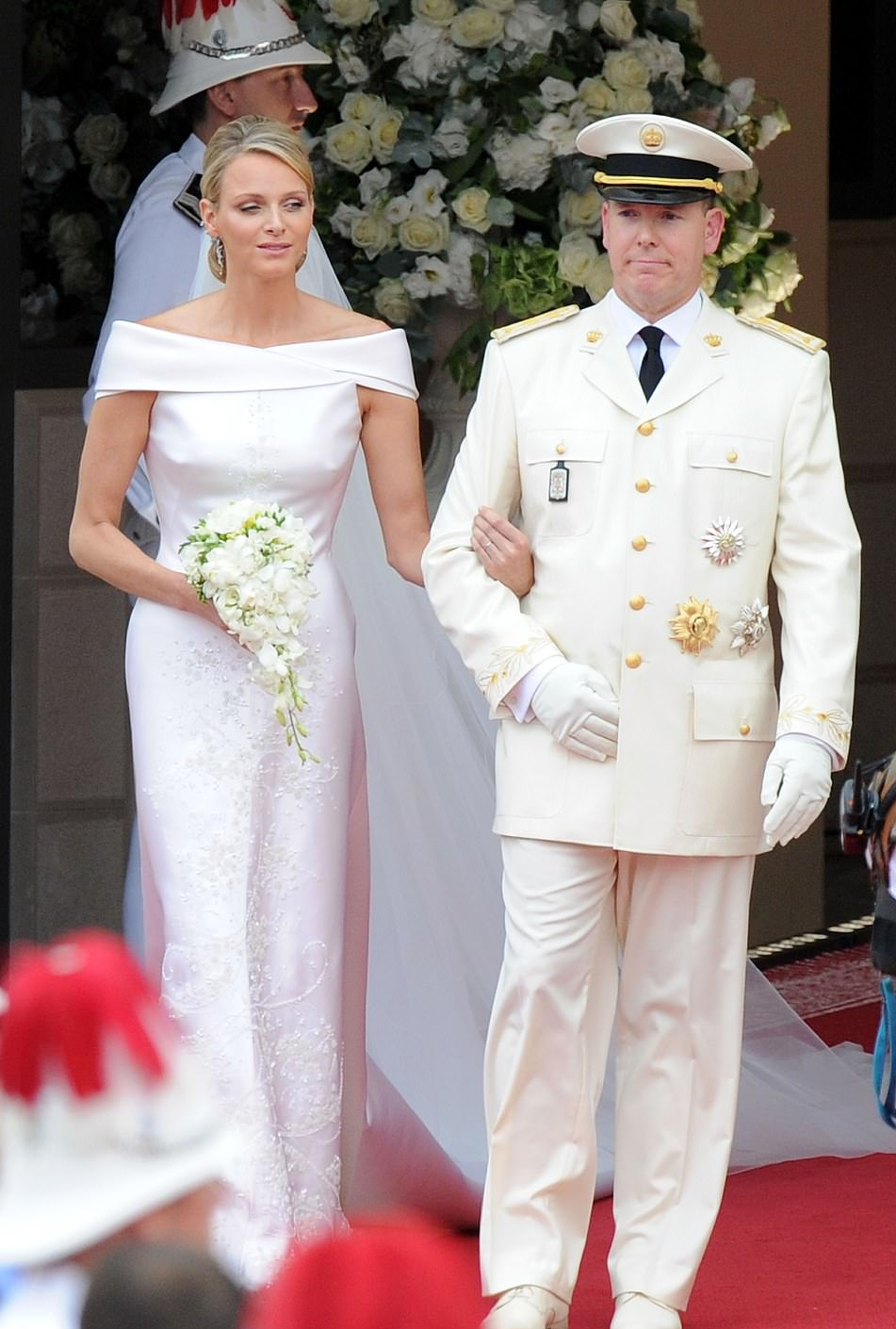 西装 摩纳哥王妃时隔一年半终于复出！超短发配灰西装好美，瘦得脱相了