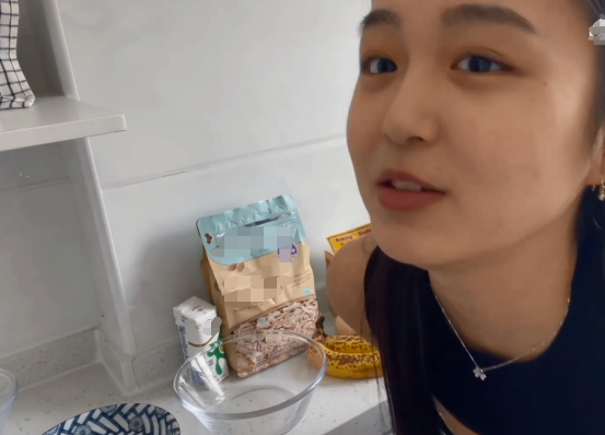 明星素颜|天生丽质！朱易直面素颜，不惧镜头怼脸分享动态，在线宠粉超可爱