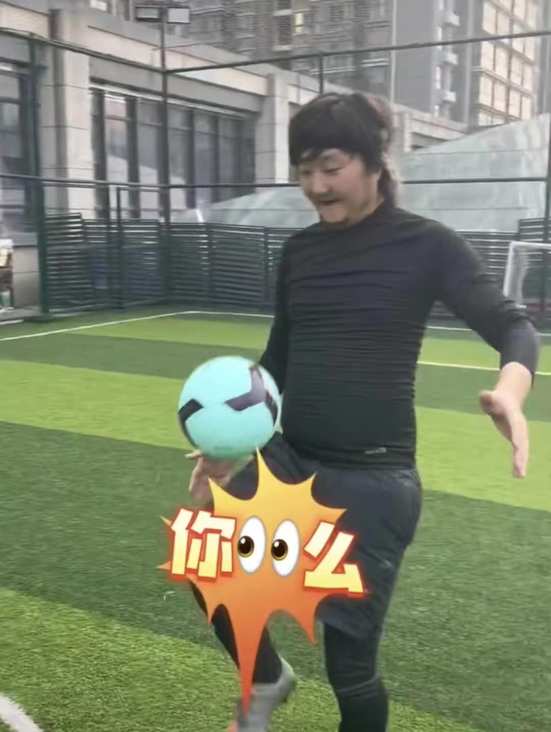 王大治|45岁王大治近况显落魄，头发凌乱独坐酒吧傻笑，满脸胡茬挺大肚腩