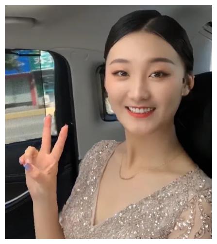 陈萌|陈萌晒北京房产证!疑大衣哥出钱写她的名,为下一代教育太精明