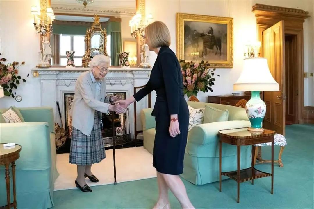 英女王临终前细节曝光:儿女守在病榻前送别,手面呈黑青色让人心疼