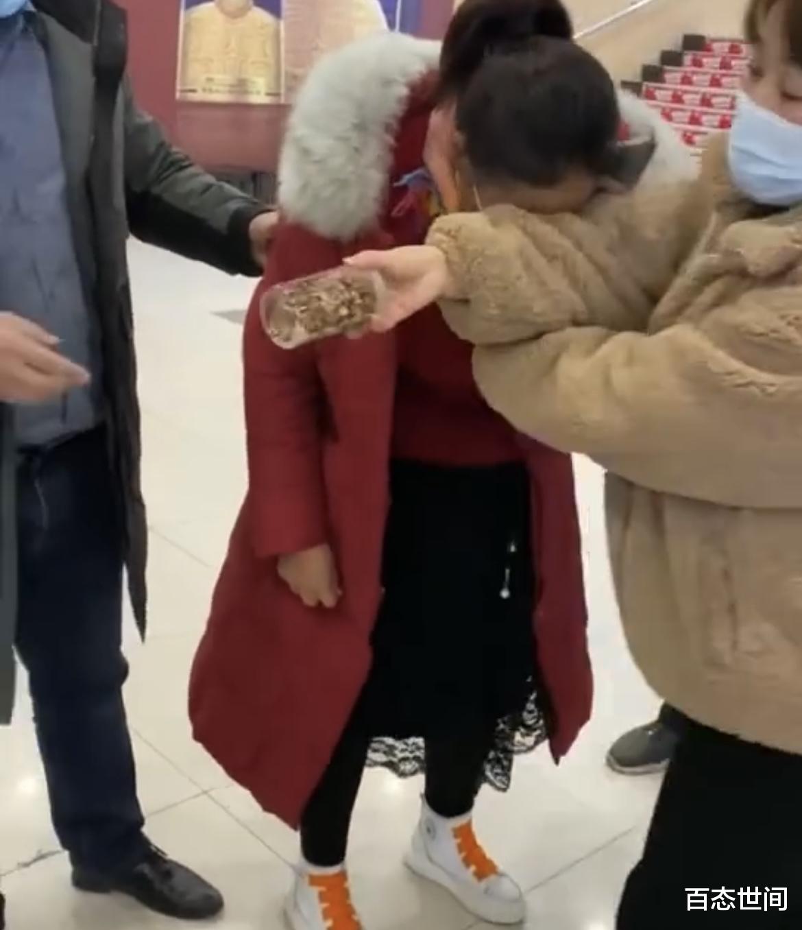 还要面子?洛阳一女子超市偷东西赃物塞满身,被抓现形掩面哭泣