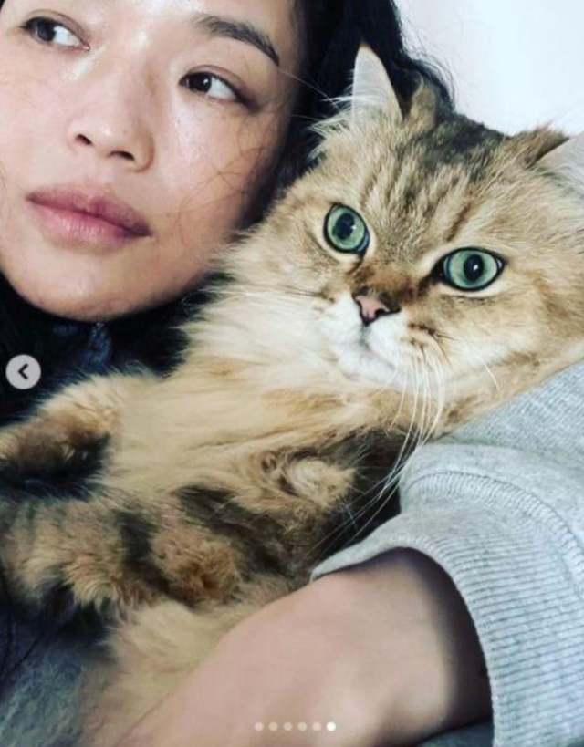 麦片 45岁舒淇穿白色蕾丝袜秀美腿！涂大红唇气场超强，背部露白皙肌肤