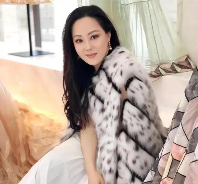 章小蕙|败光2个“亿万男人”家产，独自还清2.5亿债务，章小蕙今身价百亿