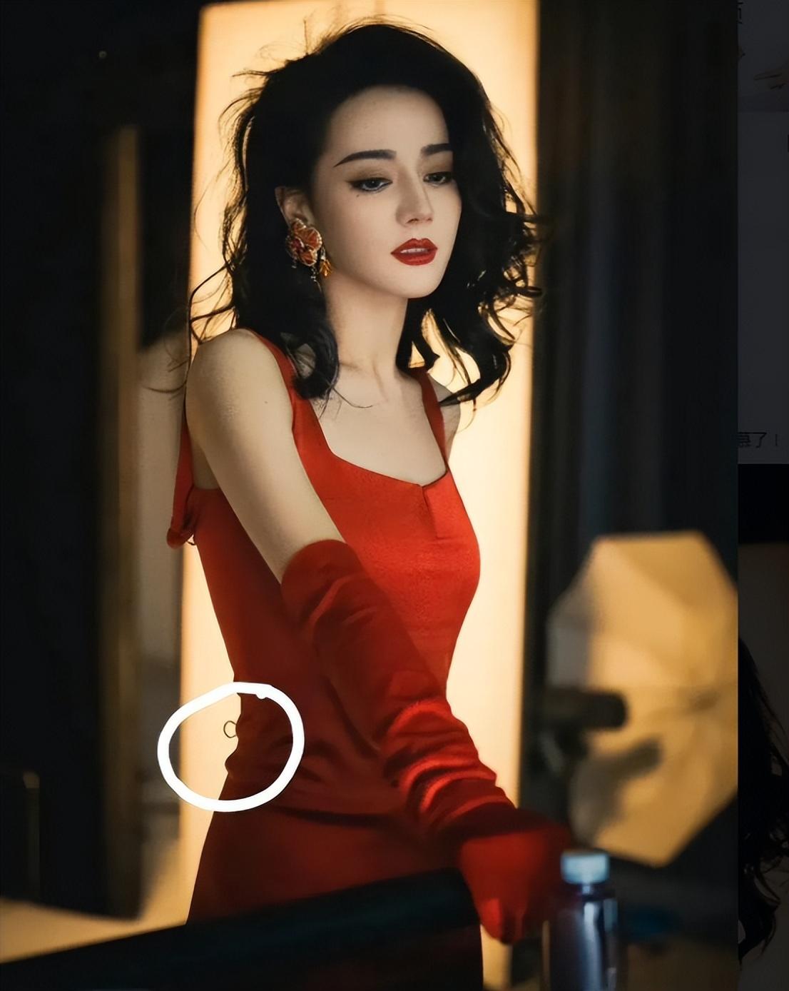 迪丽热巴|热巴公开亮相:破除怀孕传闻,本人纤瘦苗条,全程配合主持人获赞