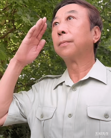 冯巩|破防了！64岁名家冯巩穿军装庆祝八一建军节：军魂永在，召必回
