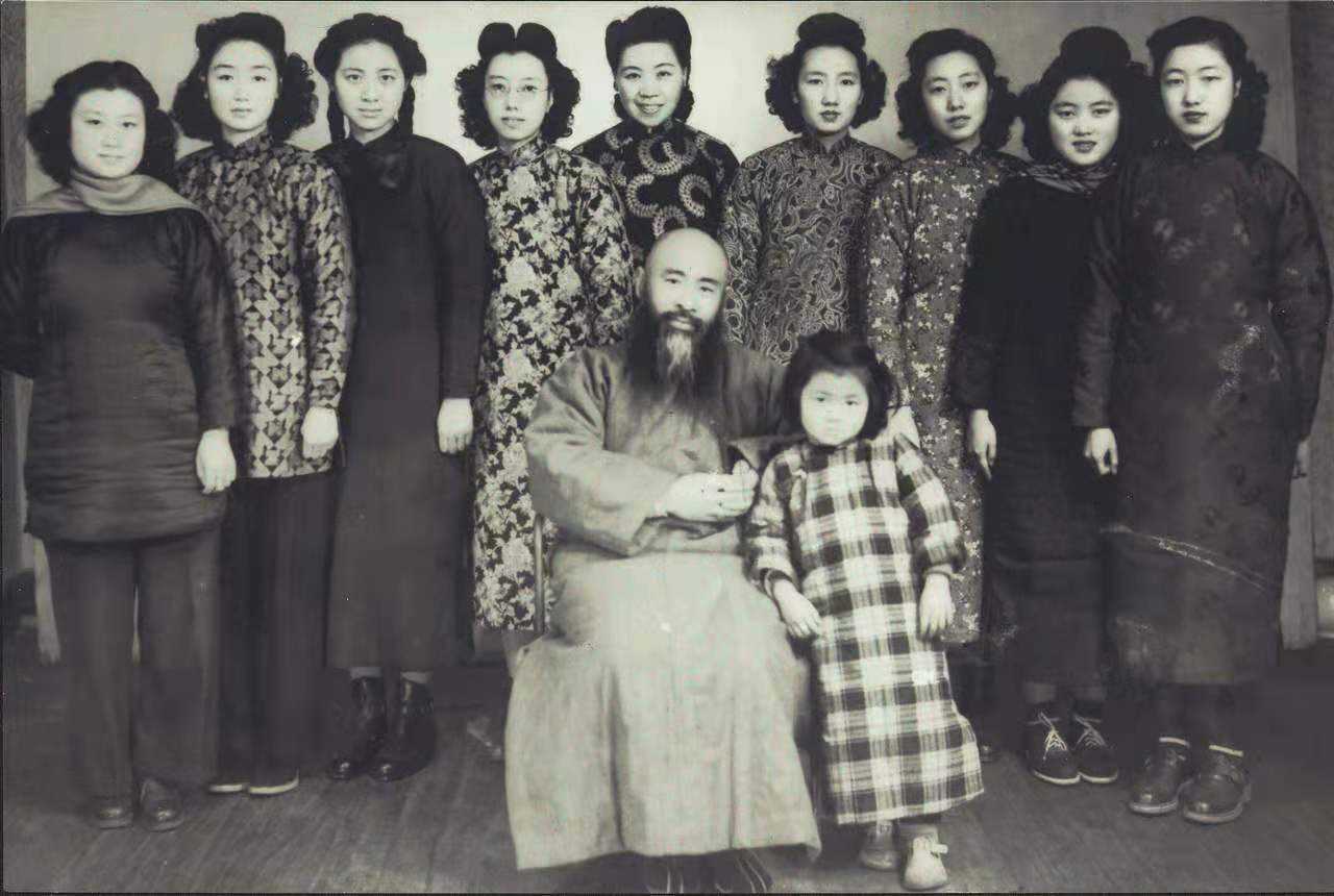 张大千娶18岁少女 遭3位太太围殴 大师略施小计让太太下跪认错!