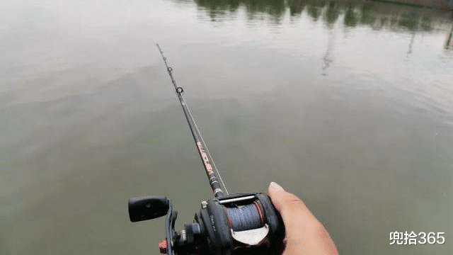 |男子人生第一次垂钓，罕见收获了米级翘嘴，网友：从此走上不归路