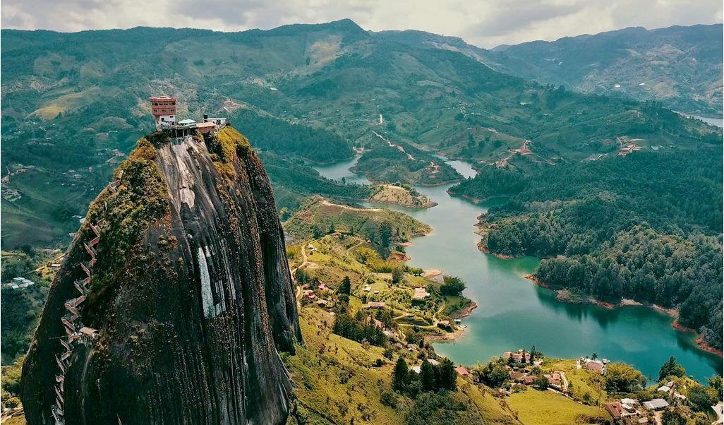 彩虹|“回趟家要爬半天”,建立在巨石上的房子,富豪卖掉后大变样