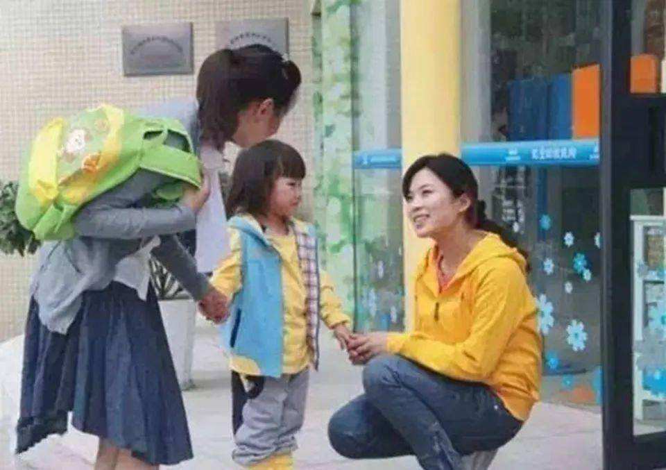 幼儿园|娃上学后,宝妈当保育员能兼顾接送和赚钱?工作一个月就被劝退了