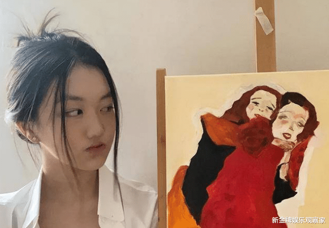 李嫣|爸爸李亚鹏结婚半月后，15岁李嫣晒母女同框油画，衣品比油画抢镜