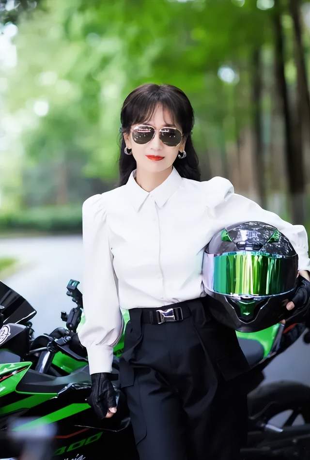 化妆师 古典第一美人,68岁骑摩托,涂红唇戴墨镜又美又飒,秒变飞车女侠