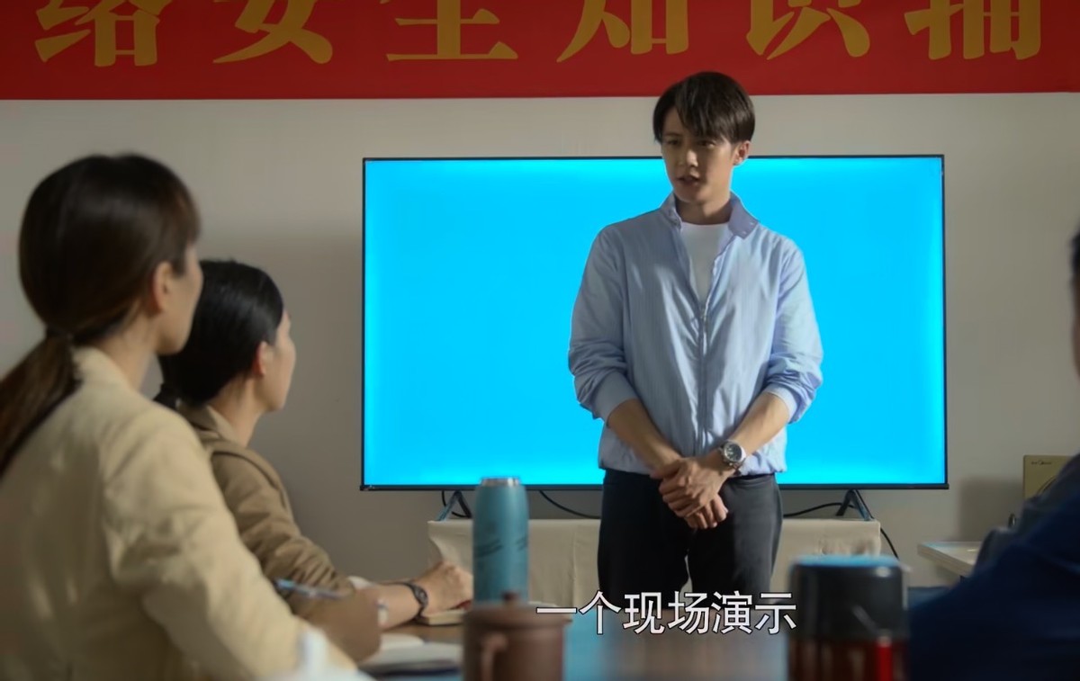 周游|《你安全吗?》的开播告诉我们,当配角惊艳时,差点没主角啥事了