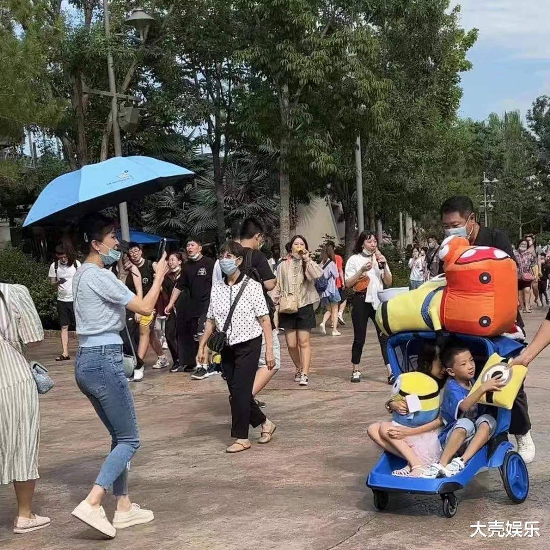 于冬|金巧巧一家四口外出游玩,于冬推婴儿车尽显父爱,网友直呼好幸福