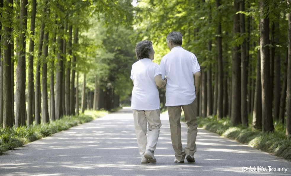中老年人|经常出去走路好不好?医生提醒:散步时要注意3点,尤其是退休后