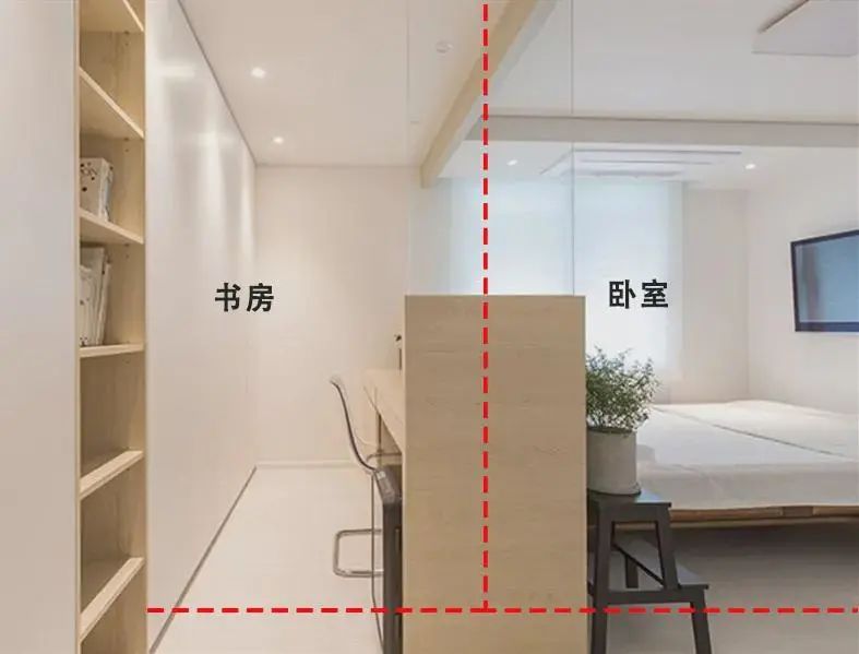直到完工，才知道媳妇眼光独到，床头做书房，中间隔断半墙半玻璃